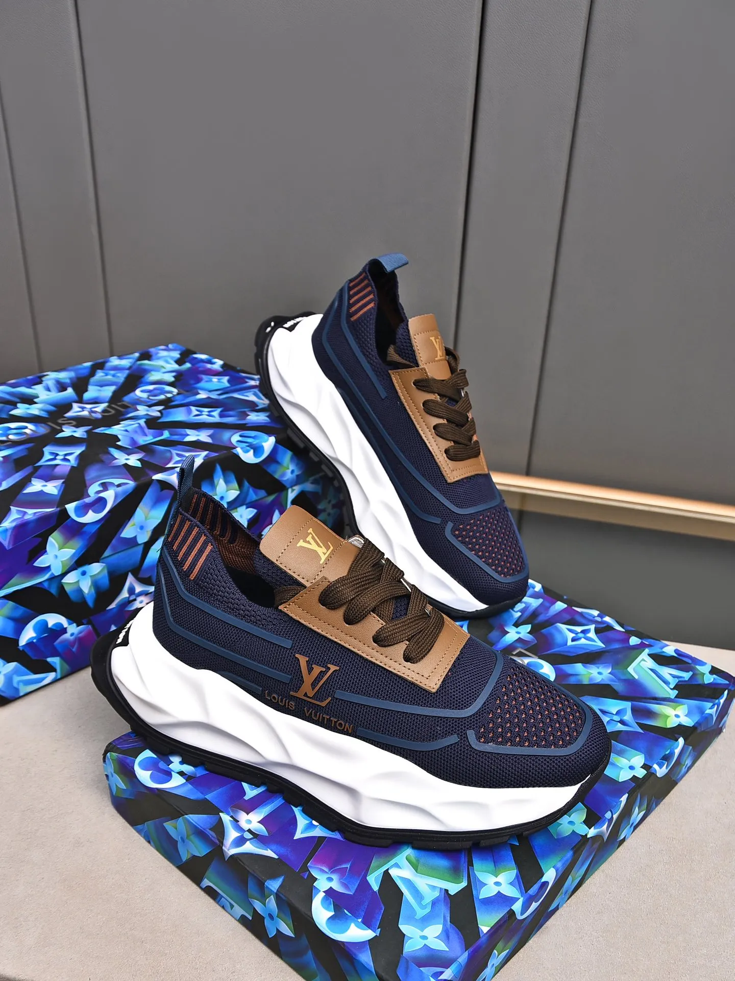 Men's shoes 💰500 LV high-end hot model 👍 Counter 1 design. The face is made of high-elastic fly knit + cowhide + imported glue! TPU outsole is easy to put on, light, comfortable and elastic, trendy and fashionable! ! ! 💪Multiple colors to choose from! Code number: 38-44 (45 46 customized)